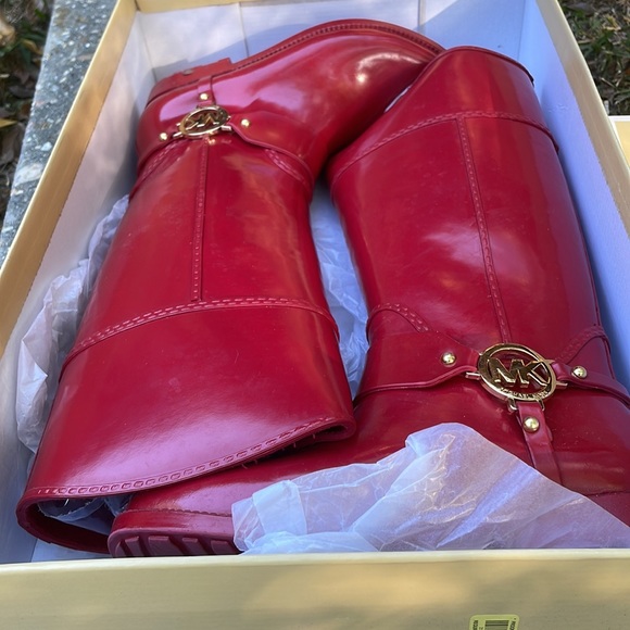 Red knee high rain boots. In great shape only worn 1 or twice. - Picture 3 of 4